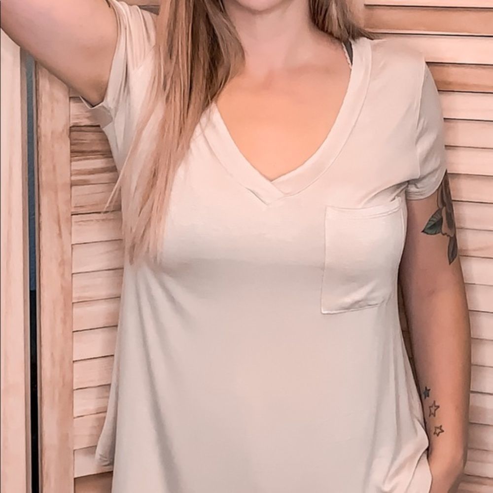 Slouchy pocket - deep v neck basic tee - Picture 3 of 5